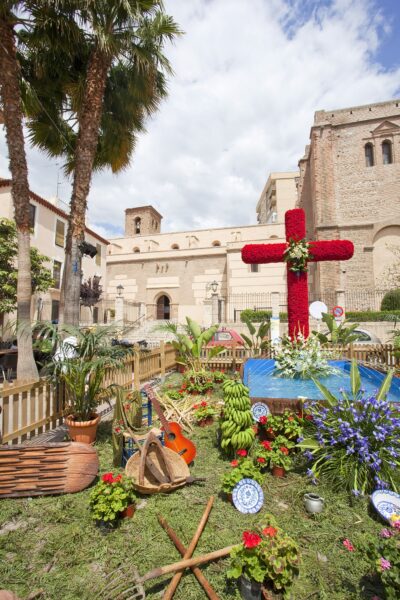 1365px-CRUCES_DE_MAYO_EN_MOTRIL Día de la Cruz